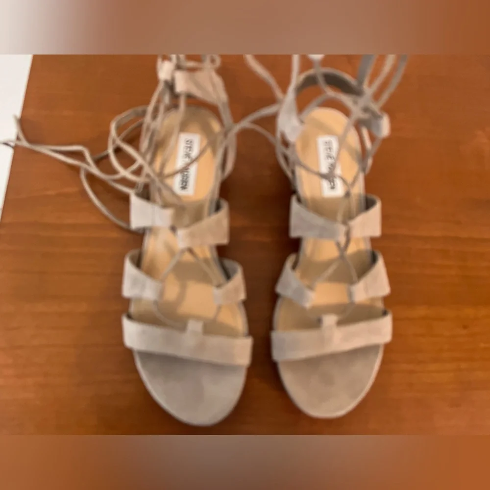Steve Madden Womens Chely Gladiator Sandals Size 6.5 taupe Leather Lucite